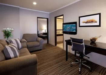 DoubleTree by Hilton Claremont hotel thumbnail 6