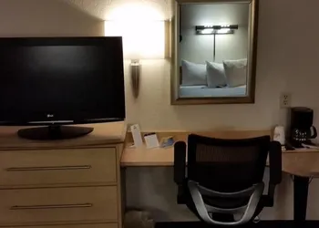 Days Inn by Wyndham Buena Park hotel thumbnail 5