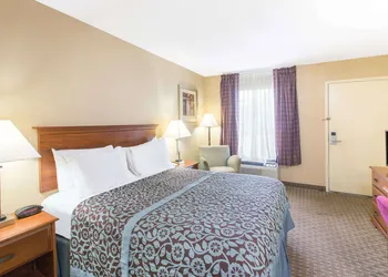Days Inn by Wyndham Ripley hotel thumbnail 4