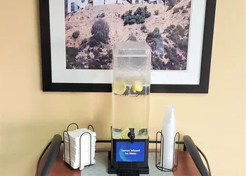 Comfort Inn & Suites Near Universal - N. Hollywood - Burbank hotel thumbnail 3