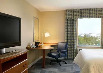 Hampton Inn New York - LaGuardia Airport hotel thumbnail 5