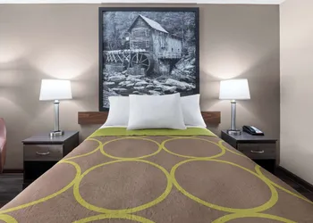 Super 8 by Wyndham Bridgeport/Clarksburg Area hotel thumbnail 6