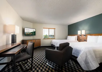 MCM Elegante Suites hotel thumbnail 3