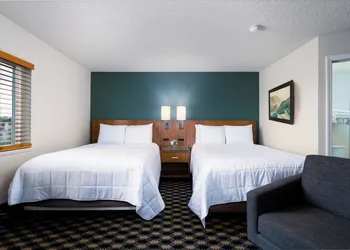 MCM Elegante Suites hotel thumbnail 4