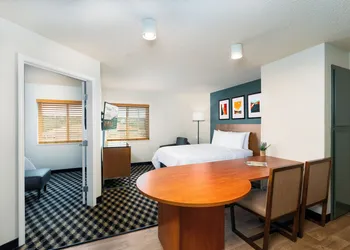 MCM Elegante Suites hotel thumbnail 5