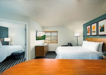 MCM Elegante Suites hotel thumbnail 6