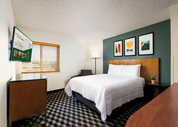 MCM Elegante Suites hotel thumbnail 7