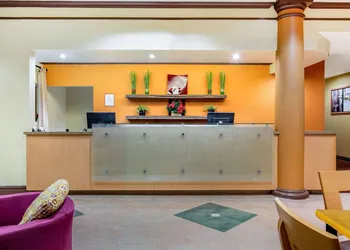 La Quinta Inn & Suites by Wyndham Raleigh Crabtree hotel thumbnail 3