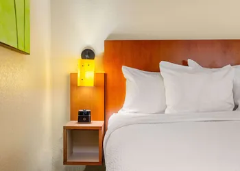La Quinta Inn & Suites by Wyndham Raleigh Crabtree hotel thumbnail 4