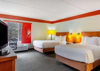 La Quinta Inn & Suites by Wyndham Raleigh Crabtree hotel thumbnail 5