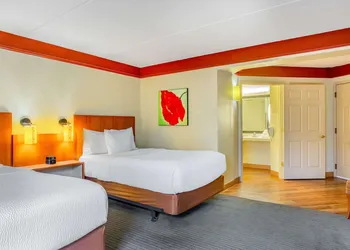 La Quinta Inn & Suites by Wyndham Raleigh Crabtree hotel thumbnail 6