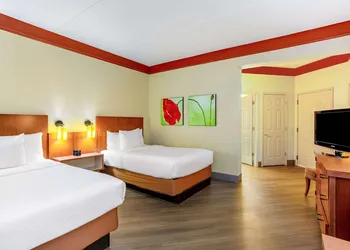 La Quinta Inn & Suites by Wyndham Raleigh Crabtree hotel thumbnail 7