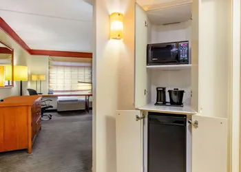La Quinta Inn & Suites by Wyndham Raleigh Crabtree hotel thumbnail 8