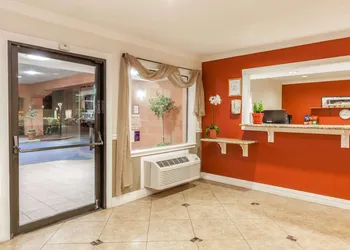 Super 8 by Wyndham Bakersfield/Central hotel thumbnail 2