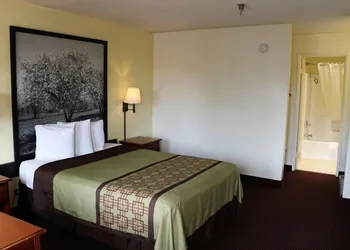 Super 8 by Wyndham Bakersfield/Central hotel thumbnail 3