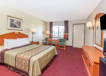 Super 8 by Wyndham Bakersfield/Central hotel thumbnail 4