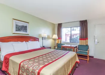 Super 8 by Wyndham Bakersfield/Central hotel thumbnail 5