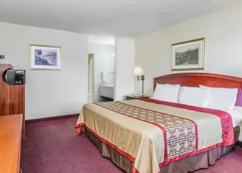 Super 8 by Wyndham Bakersfield/Central hotel thumbnail 6