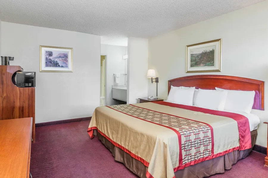 Super 8 by Wyndham Bakersfield/Central hotel detail image 6