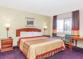 Super 8 by Wyndham Bakersfield/Central hotel thumbnail 7