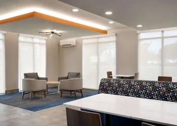 La Quinta Inn & Suites by Wyndham Springfield hotel thumbnail 2