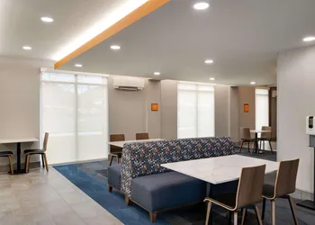 La Quinta Inn & Suites by Wyndham Springfield hotel thumbnail 3