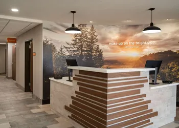 La Quinta Inn & Suites by Wyndham Springfield hotel thumbnail 4