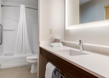 Holiday Inn Express Hotel & Suites Harrison by IHG hotel thumbnail 2