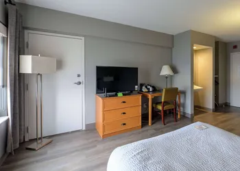 La Quinta Inn & Suites by Wyndham New Haven hotel thumbnail 3
