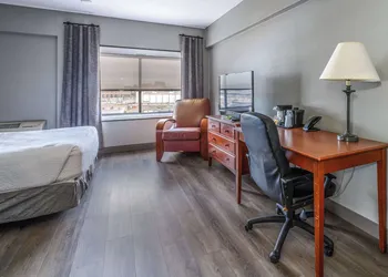 La Quinta Inn & Suites by Wyndham New Haven hotel thumbnail 6