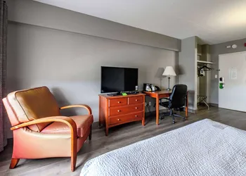 La Quinta Inn & Suites by Wyndham New Haven hotel thumbnail 8