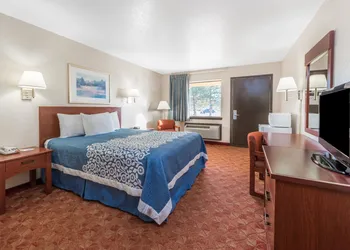 Days Inn by Wyndham Russell hotel thumbnail 4