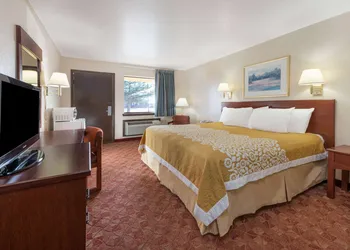 Days Inn by Wyndham Russell hotel thumbnail 6