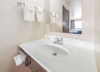 Days Inn by Wyndham Russell hotel thumbnail 8