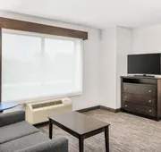 Holiday Inn Express & Suites Wilmington-Newark by IHG hotel detail image 5