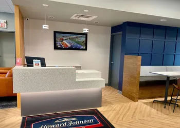 Howard Johnson by Wyndham Winnipeg West hotel thumbnail 5