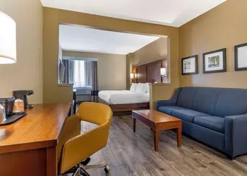 Comfort Suites hotel thumbnail 8