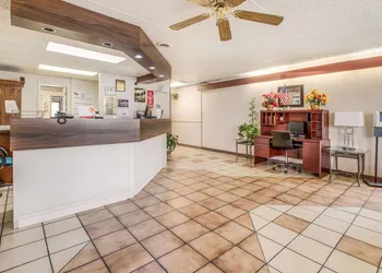 Econo Lodge hotel thumbnail 2