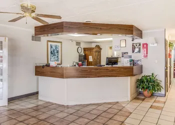 Econo Lodge hotel thumbnail 3