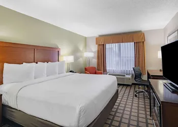 Baymont by Wyndham Gurnee hotel thumbnail 4