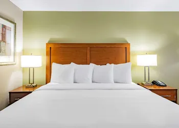 Baymont by Wyndham Gurnee hotel thumbnail 5