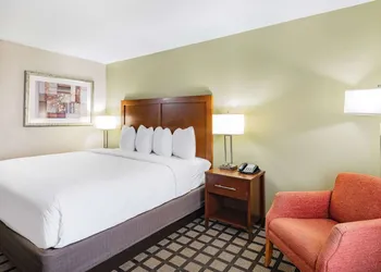 Baymont by Wyndham Gurnee hotel thumbnail 6