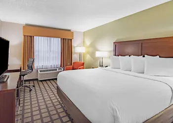Baymont by Wyndham Gurnee hotel thumbnail 7