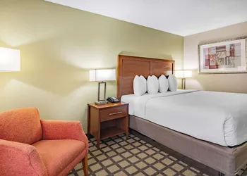 Baymont by Wyndham Gurnee hotel thumbnail 8
