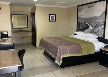 Super 8 Wyndham McAllen Downtown- City Center-Plaza Mall-Airport hotel thumbnail 3