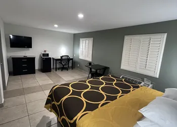 Super 8 Wyndham McAllen Downtown- City Center-Plaza Mall-Airport hotel thumbnail 4
