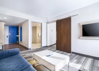 Holiday Inn Express & Suites Langley by IHG hotel thumbnail 3