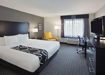 La Quinta Inn & Suites by Wyndham Cleveland Macedonia hotel thumbnail 5