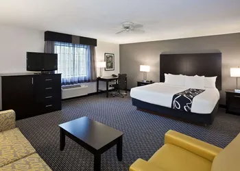 La Quinta Inn & Suites by Wyndham Cleveland Macedonia hotel thumbnail 7
