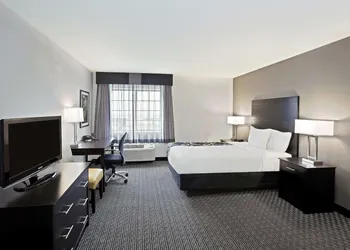 La Quinta Inn & Suites by Wyndham Cleveland Macedonia hotel thumbnail 8